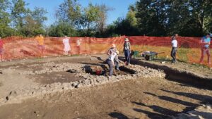 Archeologi scavi Sesto Calende chiesa antica